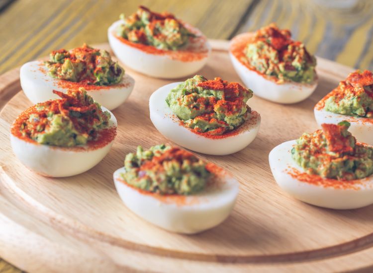 Œufs mimosa au guacamole et bacon croustillant